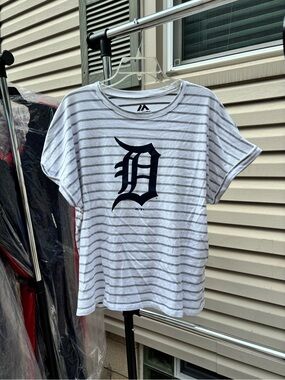 Majestic Detroit Tigers White & Gray Striped Short Sleeve Tee